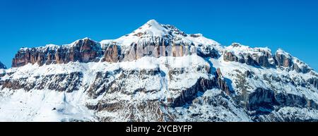 Sellagruppe Bergmassiv und Gebirgszug in den Dolomiten in Italien im Winter, teilweise mit Schnee bedeckt. Panoramablick aus dem Süden. Berühmter Ski Stockfoto