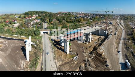 Krakau, Polen. Bruchstück der im Bau befindlichen Autobahn an der S7 und der Ringstraße um Krakau zwischen dem Autobahnkreuz Mistrzejowice und der großen Kreuzung Grebalow Stockfoto