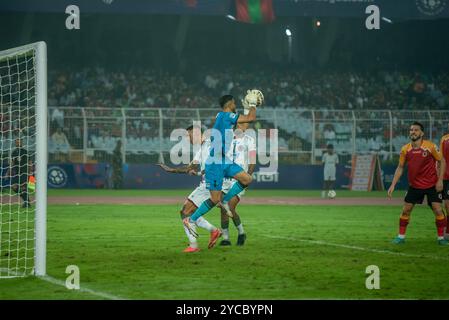 Kalkutta, Indien. Oktober 2024. Mohun Bagan Super Giant besiegte East Bengal FC am 19. Oktober 2024 im Kalkutta Derby von ISL 2024-25 mit 2-0. Die Torschützen sind Jamie Maclaren und Dimitri Petratos(P) für MBSG. Verschiedene Action-Momente des Spiels. (Foto: Amlan Biswas/Pacific Press/SIPA USA) Credit: SIPA USA/Alamy Live News Stockfoto