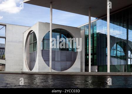 Das Marie-Elisabeth-Lüders-Haus präsentiert zeitgenössisches Design in Berlin, das am Fluss liegt und moderne deutsche Architektur widerspiegelt. Stockfoto