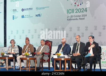 22. Oktober 2024: Nepals Vizepräsident RAM Sahaya Yadav (3. L) und andere Teilnehmer nehmen am 22. Oktober 2024 an der Internationalen Konferenz zur inklusiven Versicherung, ICII 2024 in Kathmandu, Nepal, Teil. Experten aus rund 50 Ländern nehmen an der Konferenz Teil, um Möglichkeiten zur Beschleunigung des Wachstums und der wirtschaftlichen Lebensfähigkeit der inklusiven Versicherung für Schwellenländer zu erörtern und zu ermitteln. (Kreditbild: © Sunil Sharma/ZUMA Press Wire) NUR REDAKTIONELLE VERWENDUNG! Nicht für kommerzielle ZWECKE! Stockfoto