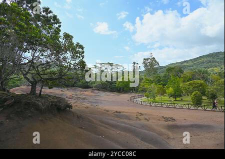 Chamarel farbenfroher Sand Chamarel Siebenfarbiger Erdgeopark an einem schönen Tag auf Mauritius. Stockfoto