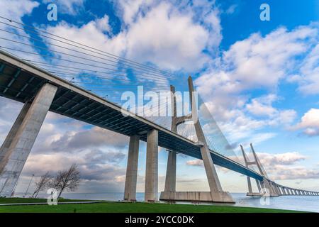 Die beeindruckende Vasco da Gama-Brücke erstreckt sich über den Tejo und bietet moderne Technik und eine malerische Aussicht auf Lissabon. Stockfoto