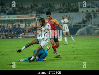 Kalkutta, Indien. Oktober 2024. Mohun Bagan Super Giant besiegte East Bengal FC am 19. Oktober 2024 im Kalkutta Derby von ISL 2024-25 mit 2-0. Die Torschützen sind Jamie Maclaren und Dimitri Petratos(P) für MBSG. Verschiedene Action-Momente des Spiels. (Foto: Amlan Biswas/Pacific Press/SIPA USA) Credit: SIPA USA/Alamy Live News Stockfoto