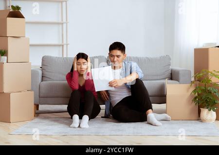 Asian man zeigt seine schockierte Frau Räumung Nachricht Stockfoto