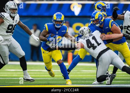 Los Angeles Rams Running Back Kyren Williams (23) tritt am Sonntag, den 20. Oktober, gegen den Linebacker Robert Spillane (41) der Las Vegas Raiders an Stockfoto
