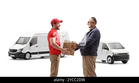 Kurier mit einem Transporter, der einen Karton an einen Kunden auf weißem Hintergrund bringt Stockfoto