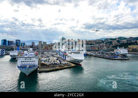 Genua, Italien, 27. Mai 2024: Mehrere Passagier- und Ro-Ro-Frachtfähren am Hafenpier von Genua Stockfoto