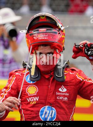 Ein schwitzender Carlos Sainz nimmt seinen Helm nach dem Sprint-Rennen am Samstag auf dem Circuit of the America in Austin. Der große Preis der Vereinigten Staaten ist Sonntagnachmittag. Stockfoto