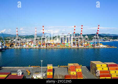 La Spezia, Italien - 28. Mai 2024: Luftaufnahme des Containerterminals des Seehafens Spezia, globale Containerschifffahrtslogistik Stockfoto