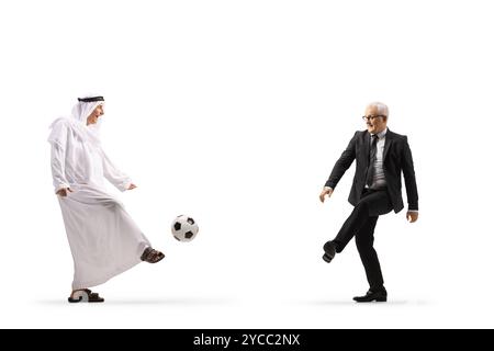 Arabischer Mann in ethnischer Kleidung, der mit einem Geschäftsmann auf weißem Hintergrund Fußball spielt Stockfoto