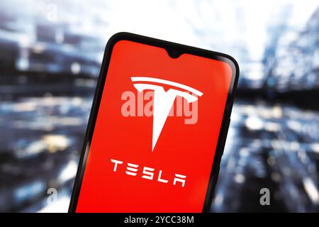 September 2024, Portugal. In dieser Abbildung wird das Logo von Tesla, Inc. Auf einem Smartphone-Bildschirm angezeigt Stockfoto