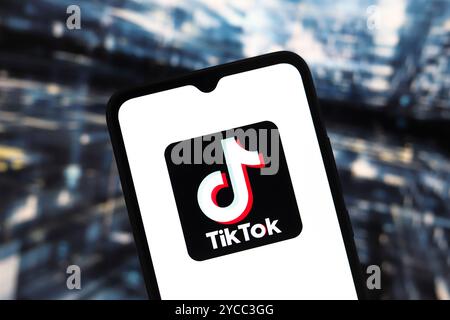 September 2024, Portugal. In dieser Abbildung wird das TikTok-Logo auf einem Smartphone-Bildschirm angezeigt Stockfoto