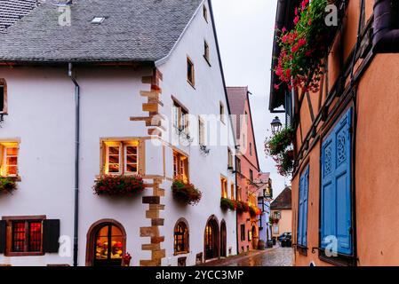 Straße und Häuser von Eguisheim. Eguisheim ist eine Gemeinde im Departement Haut-Rhin in Grand Est im Nordosten Frankreichs. Es liegt im historischen Reglement Stockfoto