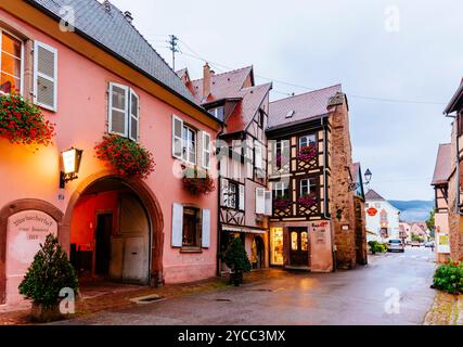 Straße und Häuser von Eguisheim. Eguisheim ist eine Gemeinde im Departement Haut-Rhin in Grand Est im Nordosten Frankreichs. Es liegt im historischen Reglement Stockfoto