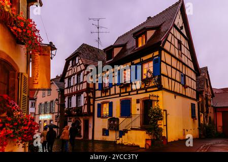 Straße und Häuser von Eguisheim. Eguisheim ist eine Gemeinde im Departement Haut-Rhin in Grand Est im Nordosten Frankreichs. Es liegt im historischen Reglement Stockfoto