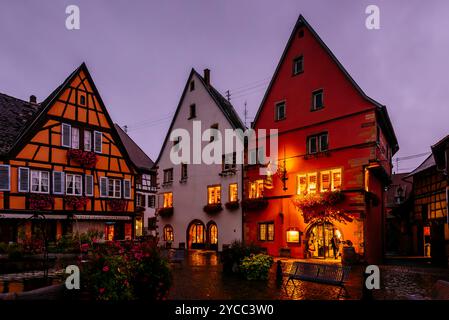 Straße und Häuser von Eguisheim. Eguisheim ist eine Gemeinde im Departement Haut-Rhin in Grand Est im Nordosten Frankreichs. Es liegt im historischen Reglement Stockfoto