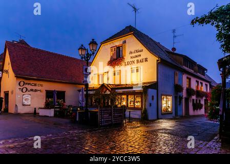 Maison Leon Baur, Vin d'Elsace. Eguisheim ist eine Gemeinde im Departement Haut-Rhin in Grand Est im Nordosten Frankreichs. Es liegt im historischen Reglement Stockfoto