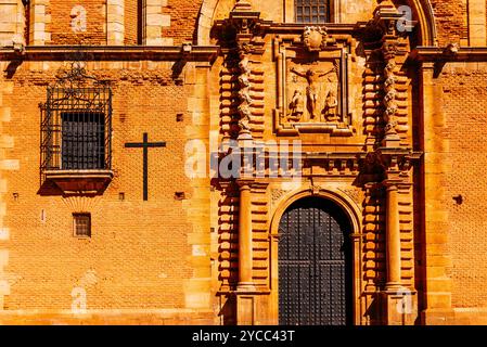 Hauptfassade. Relief, das Christus und das Wunder mit den Dieben darstellt. Die barocke Kirche des Heiligen Christus des Tals - Santísimo Cristo del Vall Stockfoto