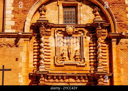 Hauptfassade. Relief, das Christus und das Wunder mit den Dieben darstellt. Die barocke Kirche des Heiligen Christus des Tals - Santísimo Cristo del Vall Stockfoto