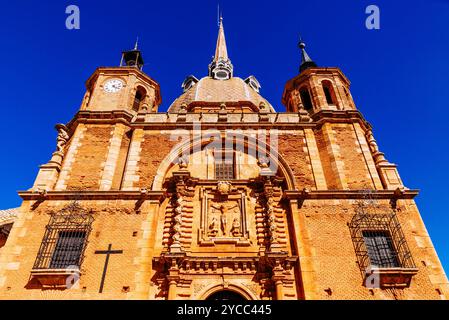 Detail Hauptfassade. Die barocke Kirche des Heiligen Christus des Tals - Santísimo Cristo del Valle. San Carlos del Valle, Ciudad Real, Castilla La M Stockfoto