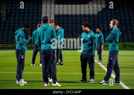 Spieler aus Coventry City besichtigen das Feld vor dem Spiel der Sky Bet Championship im MATRADE Loftus Road Stadium in London. Bilddatum: Dienstag, 22. Oktober 2024. Stockfoto