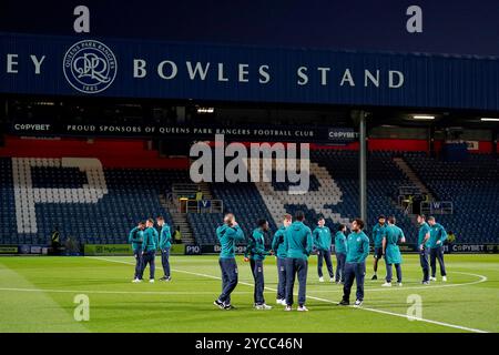 Spieler aus Coventry City besichtigen das Feld vor dem Spiel der Sky Bet Championship im MATRADE Loftus Road Stadium in London. Bilddatum: Dienstag, 22. Oktober 2024. Stockfoto