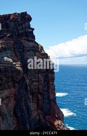 Steile Klippen, die sich dramatisch über dem Atlantik entlang der zerklüfteten Küste von Vereda da Ponta de São Lourenco erheben Stockfoto