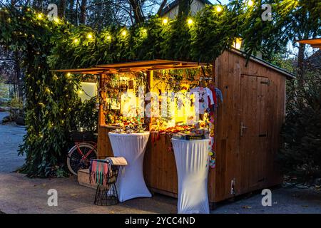 Weihnachtsmarkt am Chinesischen Turm in München, Bayern, Deutschland in Europa Stockfoto