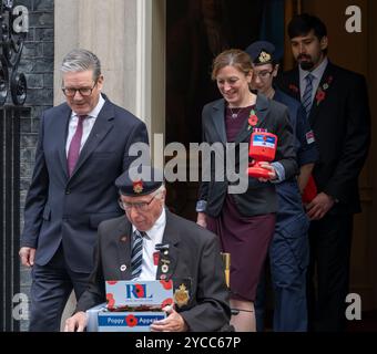 Downing Street, London, Großbritannien. Oktober 2024. Der britische Premierminister Sir Keir Starmer trifft Sammler und Veteranen der Royal British Legion und spendet dem Poppy Appeal der Royal British Legion außerhalb der Downing Street 10. Kredit: Malcolm Park/Alamy Stockfoto