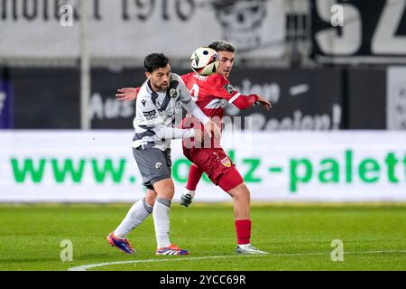 Sandhausen, Deutschland. Oktober 2024. v.li.: Besar Halimi (SVS, 11), Samuele Di Benedetto (VfB II, 8), Zweikampf, Spielszene, Duell, Duell, Tackle, Tackling, Dynamik, Action, Aktion, 22.10.2024, Sandhausen (Deutschland), Fussball, 3. LIGA, SV SANDHAUSEN - VFB STUTTGART II, DFB/DFL VORSCHRIFTEN VERBIETEN DIE VERWENDUNG VON FOTOGRAFIEN ALS BILDSEQUENZEN UND/ODER QUASI-VIDEO. Quelle: dpa/Alamy Live News Stockfoto