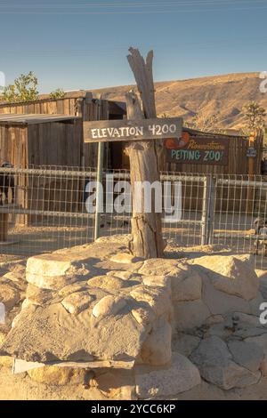 Ein Höhenschild von 4200 Metern vor einem Stift für Pioneertown, Kalifornien, Streichelzoo. Pioneertown wurde 1946 gegründet. Stockfoto