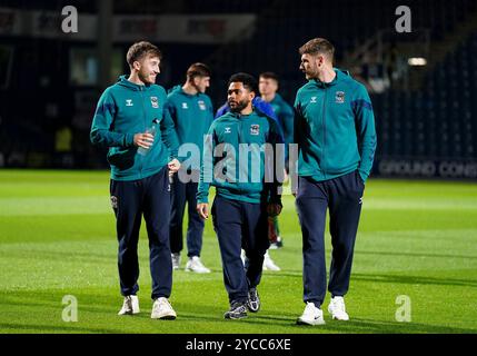 Josh Eccles (links) und Jay DaSilva (Mitte) und Bradley Collins (rechts) von Coventry City, nachdem sie das Feld vor dem Spiel der Sky Bet Championship im MATRADE Loftus Road Stadium, London, besichtigt hatten. Bilddatum: Dienstag, 22. Oktober 2024. Stockfoto