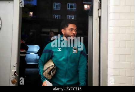 Der Coventry City Jay DaSilva kommt vor dem Spiel der Sky Bet Championship im MATRADE Loftus Road Stadium in London an. Bilddatum: Dienstag, 22. Oktober 2024. Stockfoto