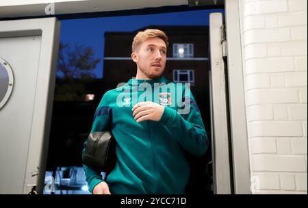 Josh Eccles aus Coventry City kommt vor dem Spiel der Sky Bet Championship im MATRADE Loftus Road Stadium in London an. Bilddatum: Dienstag, 22. Oktober 2024. Stockfoto