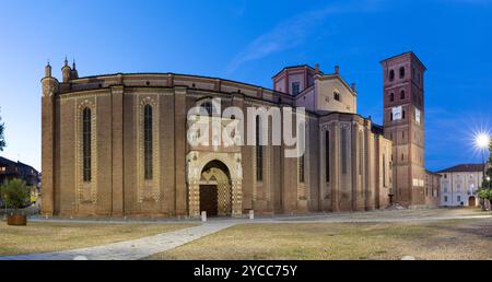 Asti - Kathedrale - Cattedrale di Santa Maria Assunta e San Gottardo - in der Abenddämmerung. Stockfoto