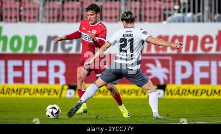 Sandhausen, Deutschland. Oktober 2024. v.li.: Leonhard Münst (VfB II, 13), Marco Schikora (SVS, 21), Zweikampf, Spielszene, Duell, Duell, Tackle, Tackling, Dynamik, Aktion, 22.10.2024, Sandhausen (Deutschland), Fussball, 3. LIGA, SV SANDHAUSEN - VFB STUTTGART II, DFB/DFL VORSCHRIFTEN VERBIETEN DIE VERWENDUNG VON FOTOGRAFIEN ALS BILDSEQUENZEN UND/ODER QUASI-VIDEO. Quelle: dpa/Alamy Live News Stockfoto