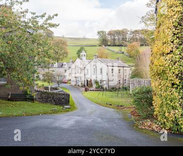 Schöne Gebäude auf dem Grün von Langcliffe... Ein Dorf auf dem Land in den Yorkshire dales, in der Nähe von Settle, North Yorkshire Stockfoto