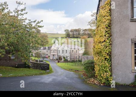 Schöne Gebäude auf dem Grün von Langcliffe... Ein Dorf auf dem Land in den Yorkshire dales, in der Nähe von Settle, North Yorkshire Stockfoto