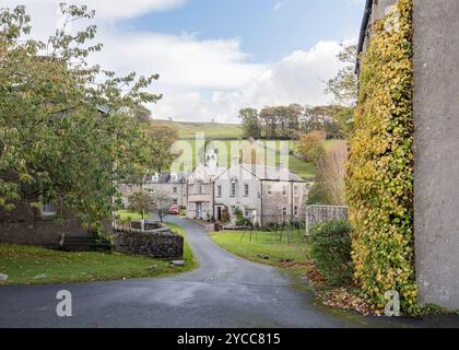 Schöne Gebäude auf dem Grün von Langcliffe... Ein Dorf auf dem Land in den Yorkshire dales, in der Nähe von Settle, North Yorkshire Stockfoto