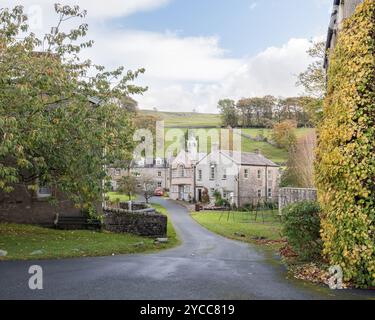 Schöne Gebäude auf dem Grün von Langcliffe... Ein Dorf auf dem Land in den Yorkshire dales, in der Nähe von Settle, North Yorkshire Stockfoto