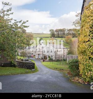 Schöne Gebäude auf dem Grün von Langcliffe... Ein Dorf auf dem Land in den Yorkshire dales, in der Nähe von Settle, North Yorkshire Stockfoto