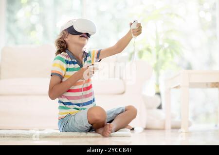 Kind in Virtual-Reality-Schutzbrille. VR-Set für Kinder. Kleiner Junge, der Computerspiel spielt. Lernen mit modernen digitalen Geräten. Kinder lernen mit elektronischen Geräten Stockfoto