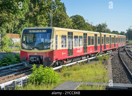 S1, S-Bahn am Bahnhof Wannsee, Steglitz-Zehlendorf, Berlin, Deutschland *** S1, S-Bahn am Bahnhof Wannsee, Steglitz Zehlendorf, Berlin, Deutschland Stockfoto