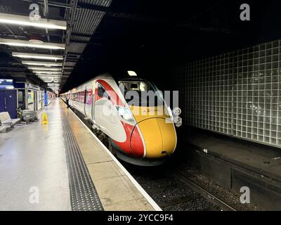 London North Eastern Railway Zug in der Nähe des Bahnhofs Newcastle Central. Stockfoto