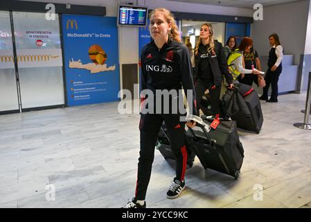 Heraklion, Griechenland. Oktober 2024. Die belgische Jarne Teulings (18), die am Reisetag vier Tage vor einem Spiel zwischen den Nationalmannschaften Griechenlands und Belgiens zu sehen war, nannte die Red Flames beim ersten Play-off der UEFA-Qualifikationswettbewerbe für Frauen 2023-24 am Dienstag, den 22. Oktober 2024 in Heraklion, Griechenland. Quelle: Sportpix/Alamy Live News Stockfoto