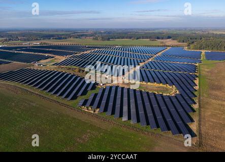 Petershagen, Deutschland. Oktober 2024. Eine im Bau befindliche Photovoltaikanlage (Solarpark) auf einem ehemaligen Feld (Luftaufnahme mit Drohne). Auf einem Feld im Landkreis Märkisch-Oderland im Osten Brandenburgs wird hier seit mehreren Monaten ein großer Solarpark errichtet. Quelle: Patrick Pleul/dpa/Alamy Live News Stockfoto
