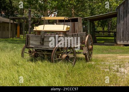 Alte Holzwagen und Holzgebäude im Armand Bayou Nature Center in Pasadena, Texas, USA Stockfoto