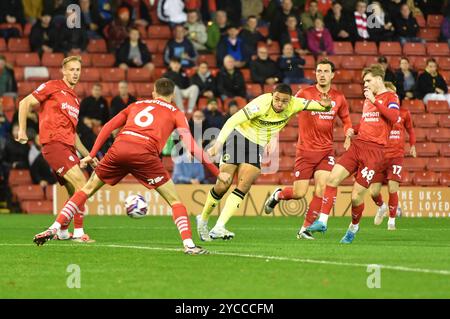 Barnsley, England. Oktober 2024. Miles Leaburn dreht während des Spiels der Sky Bet EFL League One zwischen Barnsley FC und Charlton Athletic im Oakwell Stadium. Kyle Andrews/Alamy Live News Stockfoto
