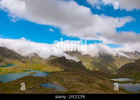 Seen auf den Bergen und Wolken über den Bergen. Ispir Yedigoller in der Türkei. Stockfoto